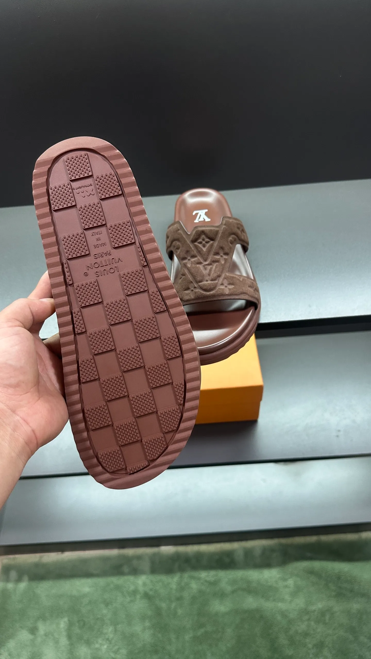 P300 🔍Top purchasing agent LV men's spring and summer slippers counter synchronized. The upper is made of cowhide fabric imported from Italy, with logo graphics and high-quality craftsmanship. The sole is: the original sole provided by the original factory. The exclusive molded sole is super comfortable. The original factory follows the order. 🔍🔍High quality. You can enter and exit the counter at will. Welcome to compare. Size 38-45